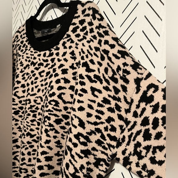 T Tahari Leopard Print Crew Neck Sweater - Picture 5 of 9